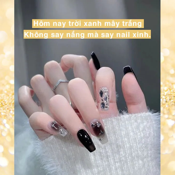 Bàn tay được sơn móng màu hồng nhạt và điểm xuyết kim tuyến lấp lánh, rất phù hợp với một cap đăng ảnh nail ngọt ngào