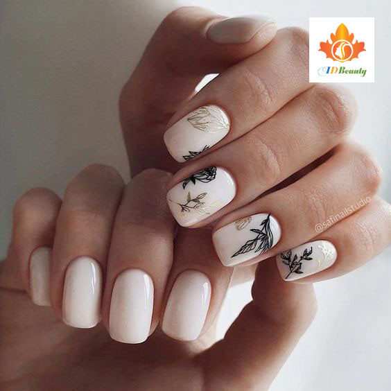 Bàn tay được sơn móng tay màu xanh dương, tạo dáng che mặt nhẹ nhàng, tôn lên vẻ bí ẩn và thanh lịch