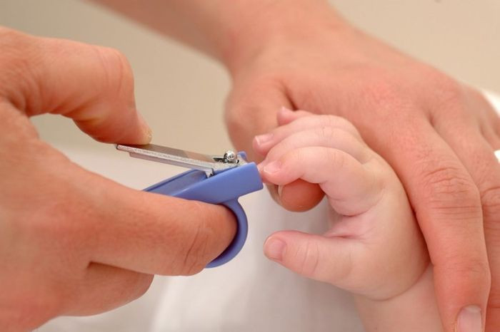 Bàn tay nhỏ của trẻ sơ sinh, tượng trưng cho câu hỏi nên cắt móng tay ngày nào cho bé, đặc biệt vào mùng 1.