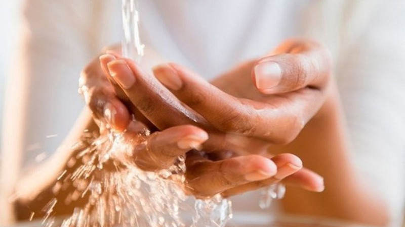 Bàn tay tiếp xúc nước nhiều có thể gây hư tổn móng, cần có cách dưỡng móng tay bị hư tổn hiệu quả.