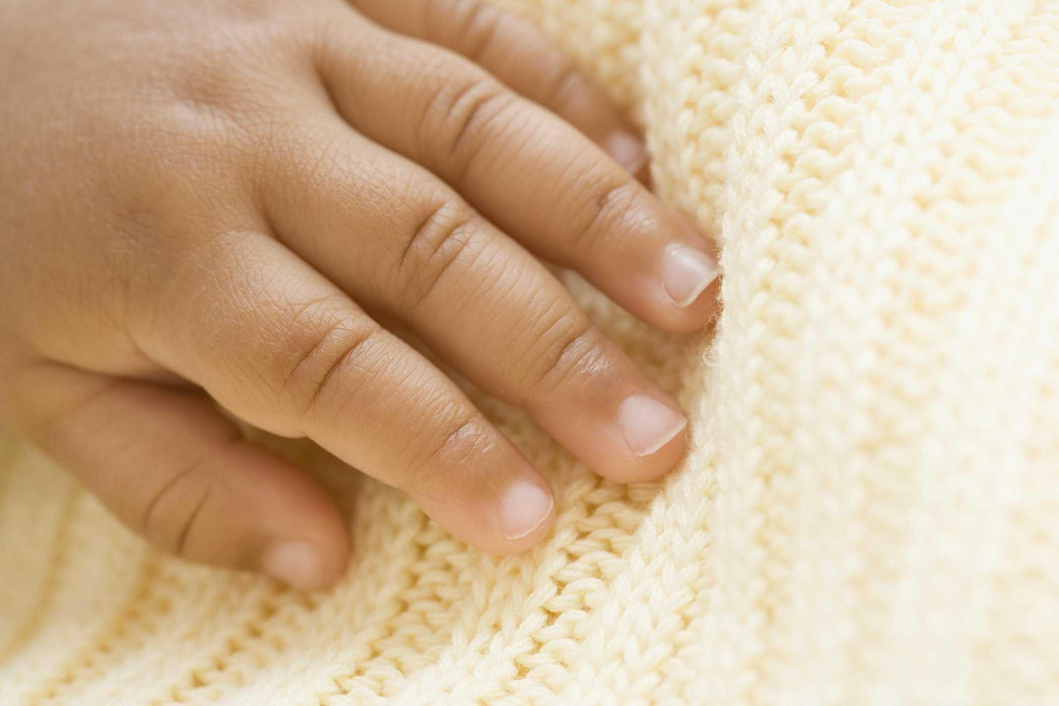 Bàn tay trẻ nhỏ với móng tay khỏe mạnh