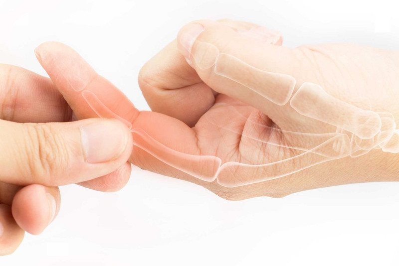 Bàn tay viêm khớp gây đau đầu móng tay cái