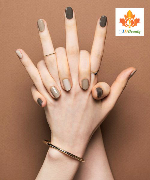 Bàn tay với bộ nail màu hồng đào nhẹ nhàng, tạo dáng chạm vào xương quai xanh, khoe vẻ đẹp tinh tế