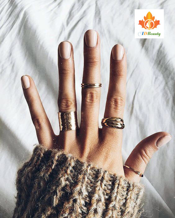 Bàn tay với bộ nail ombre hồng trắng, tạo dáng che mắt, mang lại vẻ đẹp mơ màng và bí ẩn