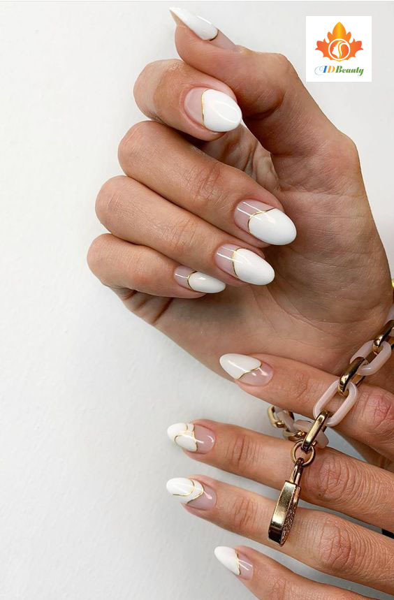 Bàn tay với bộ nail sắc sảo, tạo dáng chạm vào cổ, khoe vẻ đẹp hiện đại và tự tin