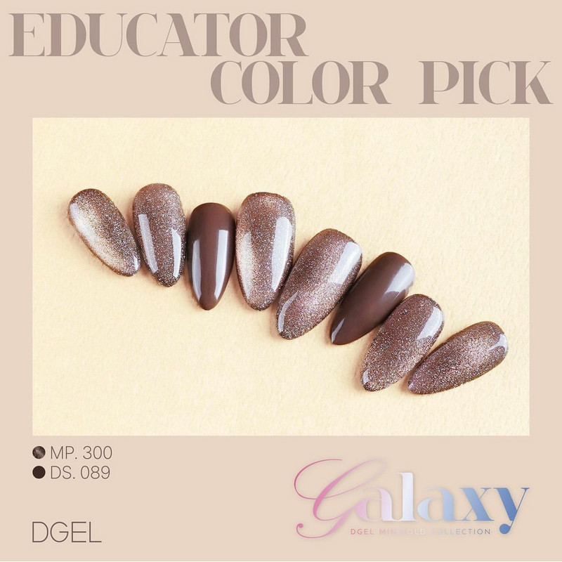 Bàn tay với mẫu sơn móng tay màu nâu vàng ánh kim lấp lánh