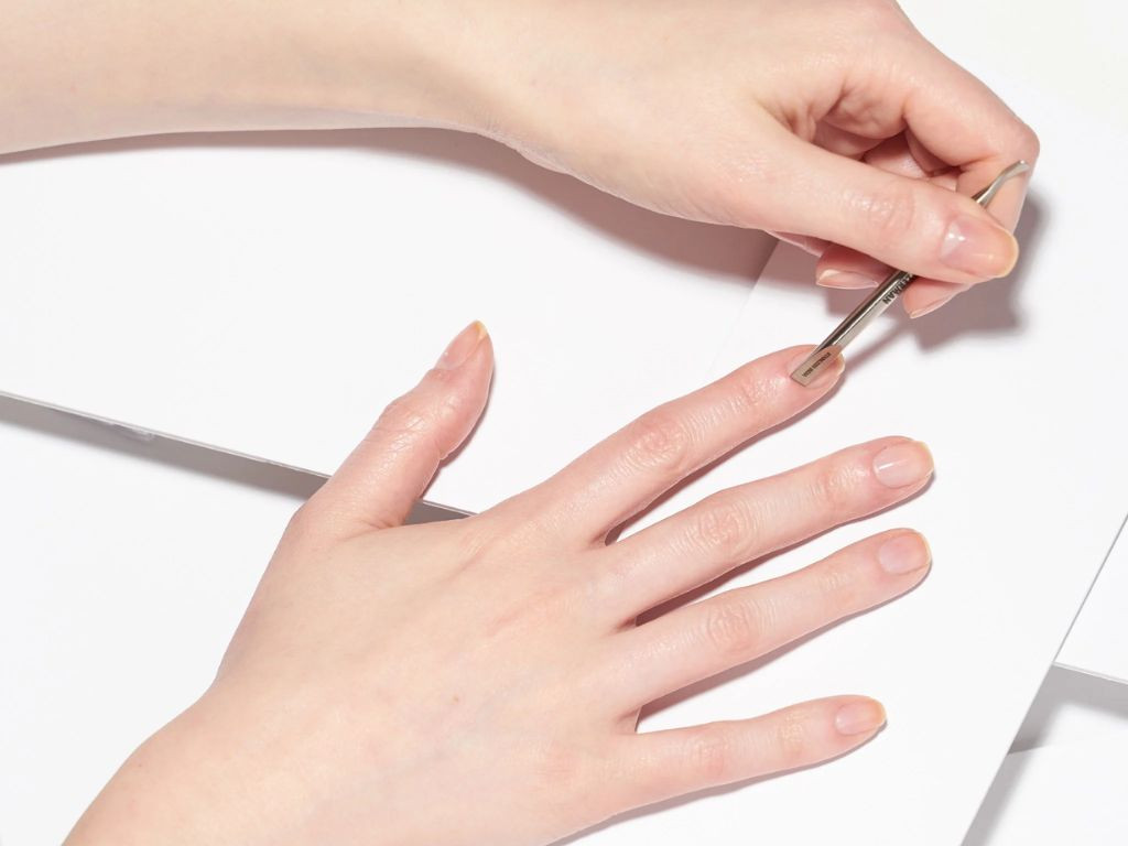 Bàn tay với móng được cắt tỉa cẩn thận, minh họa cho việc giữ gìn vệ sinh móng tay