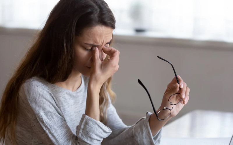 Móng Tay Có Sọc Đen Bị Bệnh Gì? Giải Mã Dấu Hiệu Sức Khỏe Bàn tay với móng tay xuất hiện sọc đen, thể hiện sự thay đổi liên quan đến sức khỏe