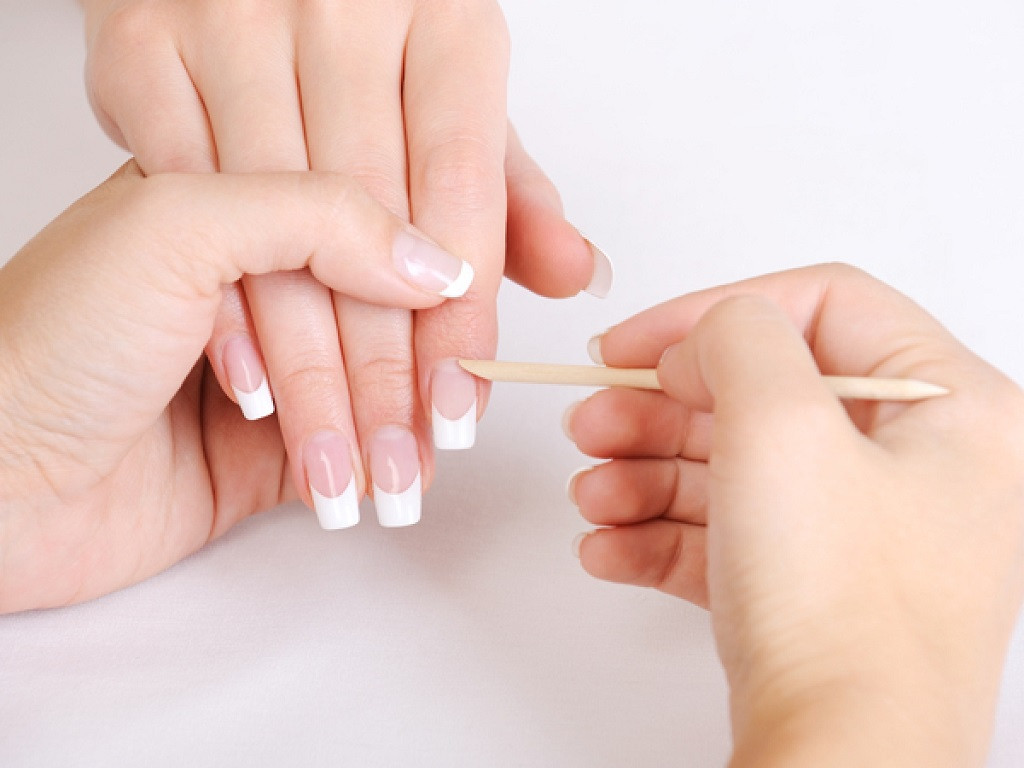 Bảo vệ móng tay bằng găng tay và hạn chế hóa chất là yếu tố then chốt trong cách nuôi móng tay đẹp và bền.