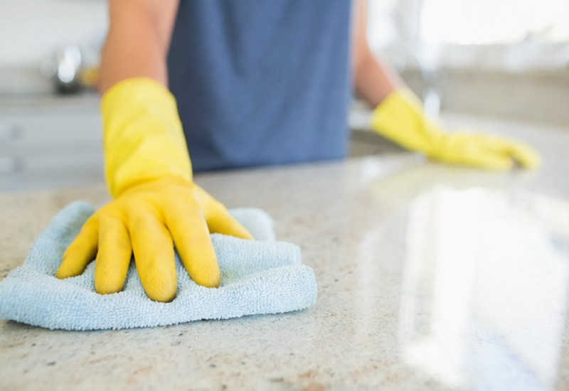 Bảo vệ móng tay khỏi hóa chất bằng cách đeo găng tay khi dọn dẹp nhà cửa