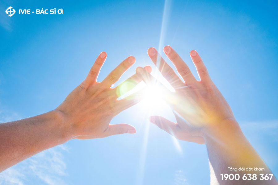 Bảo vệ móng tay khỏi tác động của tia UV giúp ngăn ngừa sọc đen