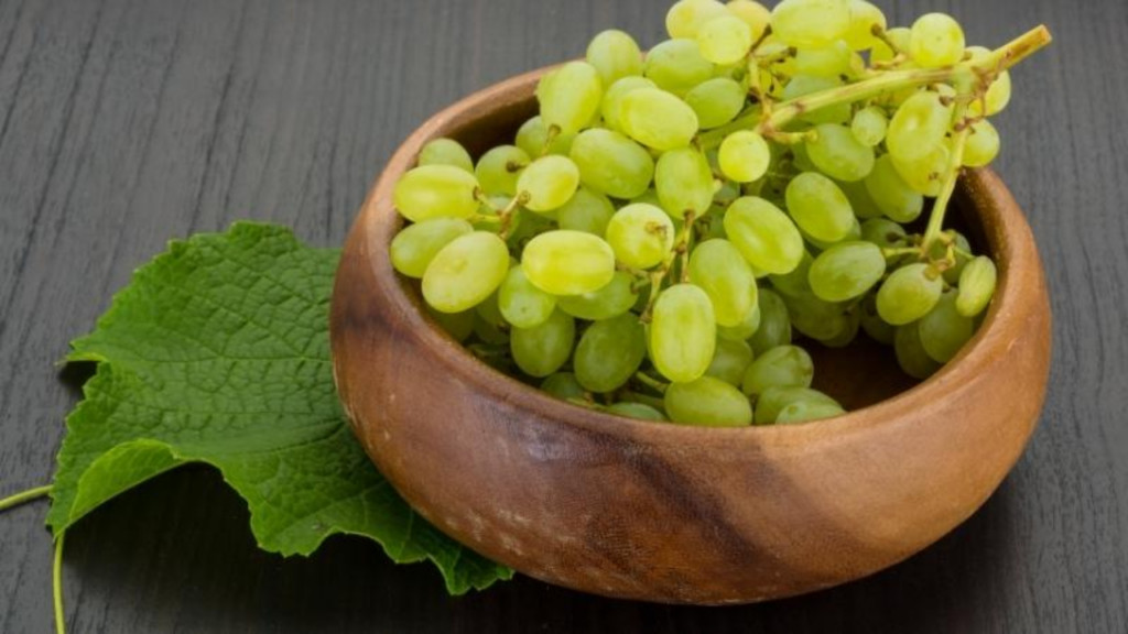Bát salad tươi ngon với nho móng tay xanh cắt lát, kết hợp hài hòa các nguyên liệu, tạo nên món ăn hấp dẫn.