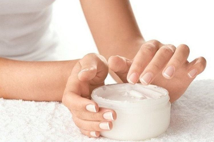 Bé bị sưng khóe móng chân: Bôi kem kháng sinh sau khi ngâm chân