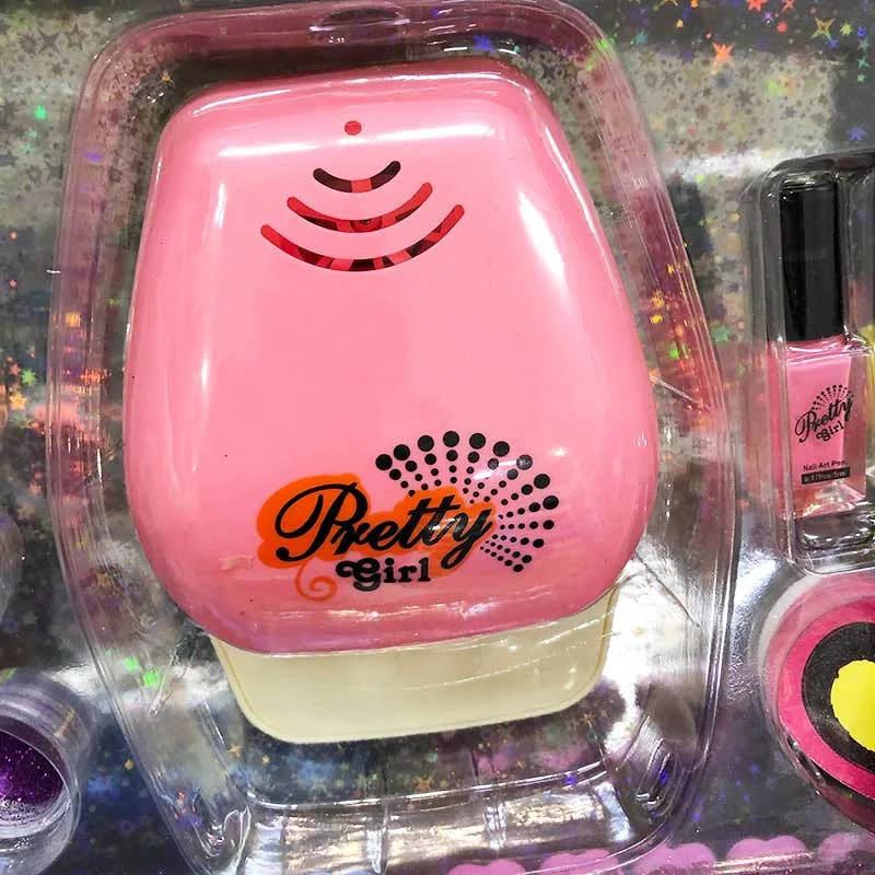 Bé gái thích thú với bộ móng tay giả an toàn