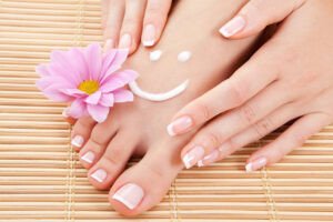 Bí quyết sơn móng chân đẹp với lớp sơn lót chuyên dụng
