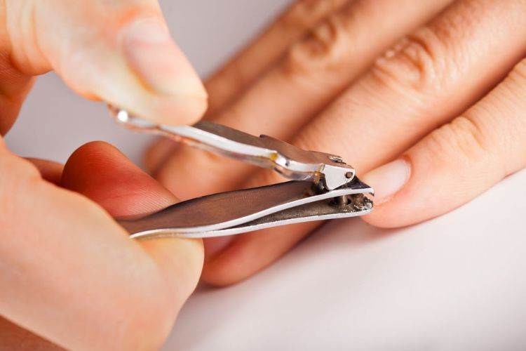 Biểu tượng lá bùa may mắn và hình ảnh móng tay, tượng trưng cho băn khoăn mùng 1 Tết có nên cắt móng tay không