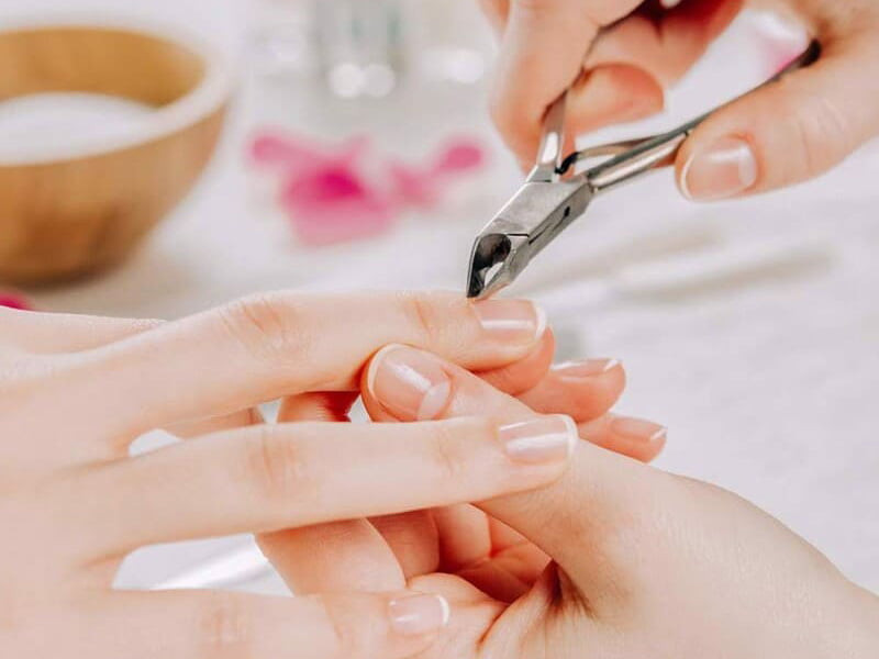 Bộ dụng cụ đầy đủ để tự lấy khoé móng tay tại nhà