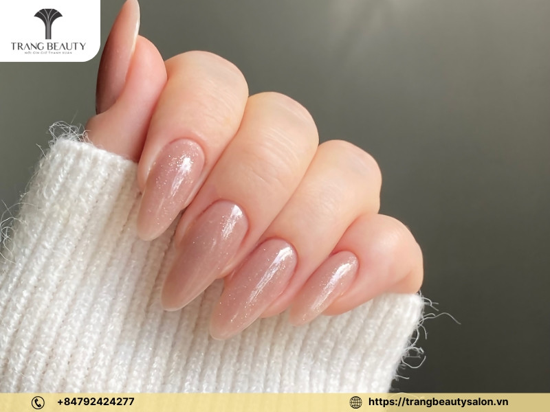 Bộ dụng cụ làm nail chuyên nghiệp và các lọ sơn móng tay đa dạng tại Ảnh Nail