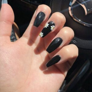 Bộ móng đen với hoa trắng cực xinh, thể hiện sự sang trọng và tinh tế
