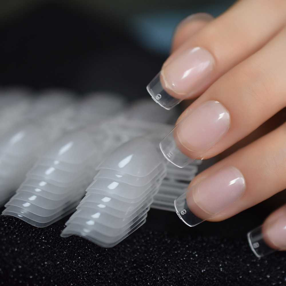 Bộ móng giả (nail tips) làm bằng nhựa, được dùng để tạo độ dài cho móng trước khi đắp bột hoặc đắp gel.