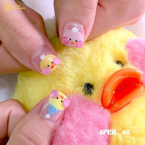 Bộ móng tay đẹp cho bé với họa tiết vịt vàng rất hợp với các bé gái nhỏ