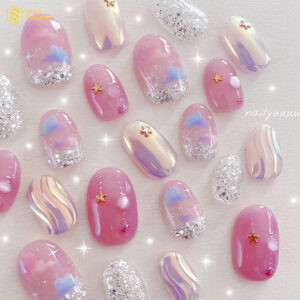 Bộ móng tay đẹp cho bé với màu hồng pha kim tuyến luôn khiến các bé thích thú, gợi nhớ công chúa