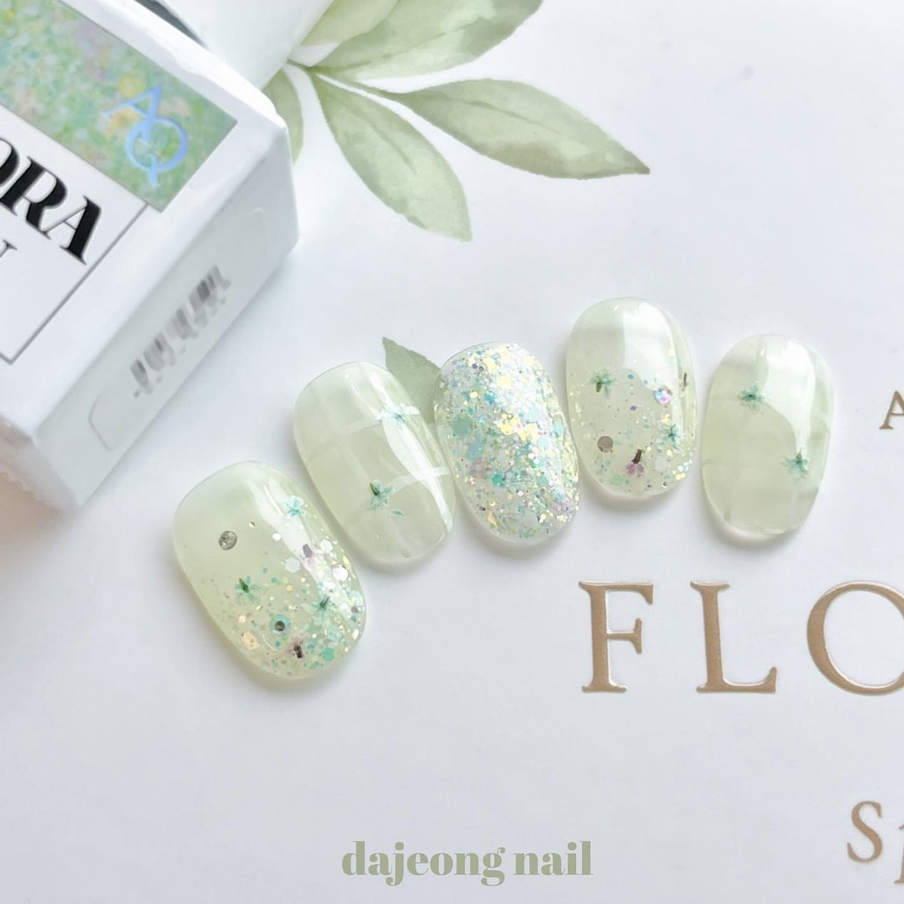 Bộ móng tay đơn sắc với **sơn móng tay màu xanh pastel** nhẹ nhàng