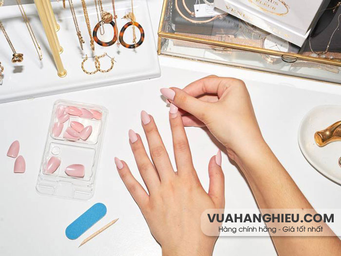 Bộ móng tay giả đẹp dán trên móng thật trước khi tháo gỡ keo