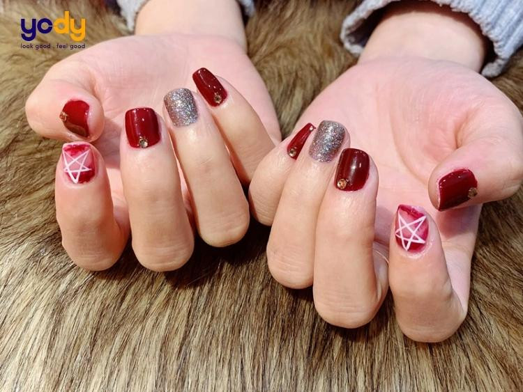 Bộ móng tay màu đỏ cam rực rỡ, phù hợp cho người mệnh Hỏa, thu hút năng lượng tích cực