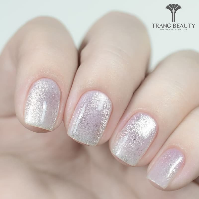 Bộ móng tay màu trắng gạo dáng ngắn với hiệu ứng mắt mèo óng ánh, tươi mới