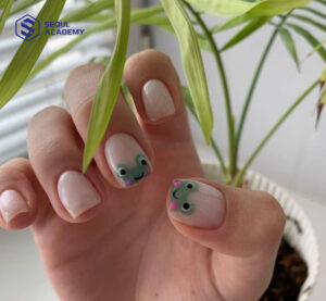 Bộ móng tay vẽ hoạ tiết con ếch tươi xanh, độc đáo trên nền móng sáng màu