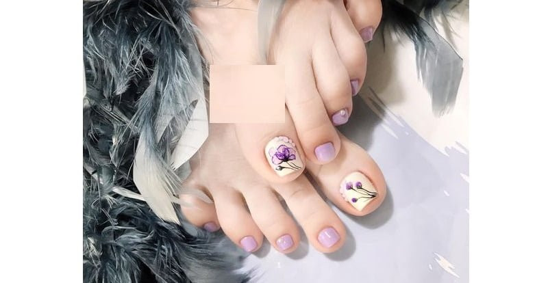 Bộ móng vẽ hoa tím đính ngọc trai đơn giản nhưng cực xinh xắn và cuốn hút
