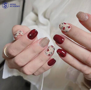 Bộ nail màu đỏ mận vẽ hoa tươi tắn cho dịp Tết