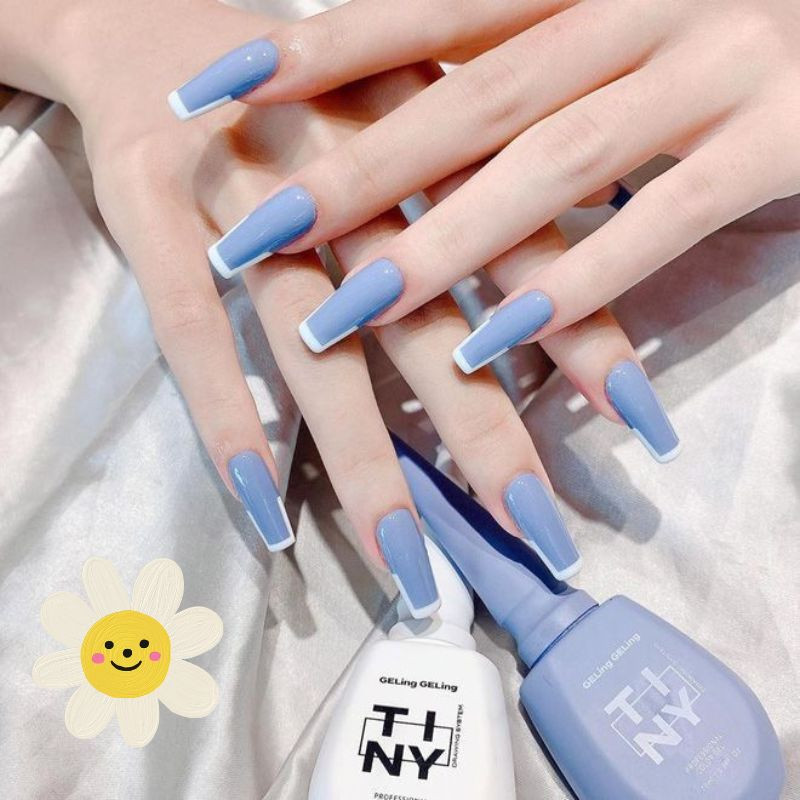 Bộ nail màu xanh nước biển được trang trí viền trắng tinh tế
