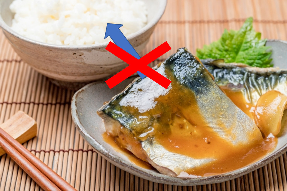 Bữa ăn truyền thống Nhật Bản với các món được sắp xếp riêng biệt, thể hiện sự tinh tế trong cách thưởng thức