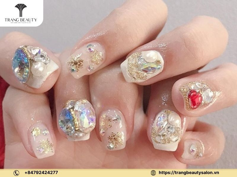 Bước đắp bột và đính đá xà cừ, đòi hỏi sự tỉ mỉ và khéo léo để tạo mẫu móng chân ẩn xà cừ