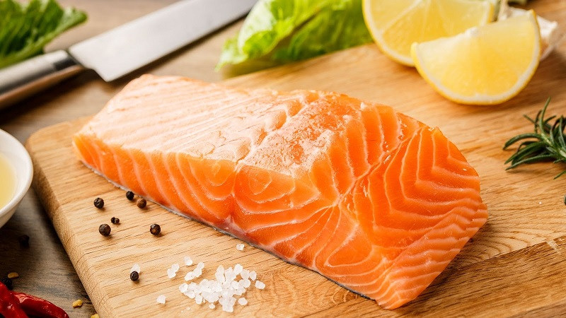 Cá hồi giàu omega-3 và sắt tốt cho móng tay bị lõm vào