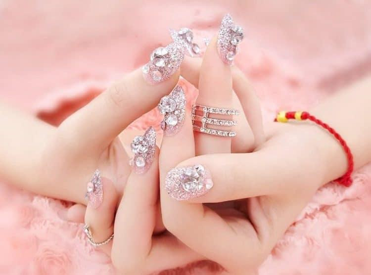 Các loại móng tay giả phổ biến như gel, acrylic và lụa