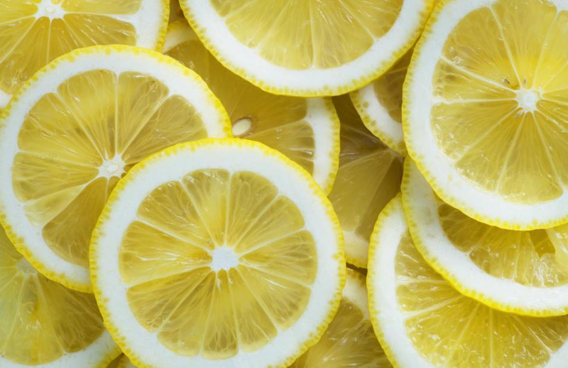 Cách chăm sóc **móng tay trẻ có đốm trắng** bằng chanh tươi tự nhiên