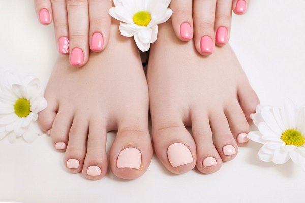 Cách chăm sóc vẽ móng chân dễ thương