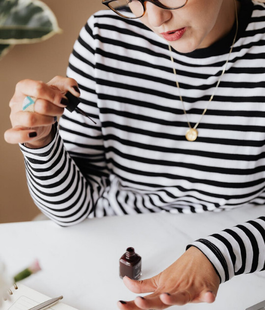 cách khắc phục móng tay bị gãy bằng túi trà