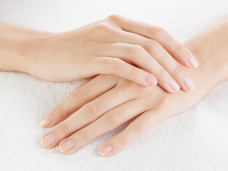Cách làm cứng móng tay bằng việc bảo vệ móng