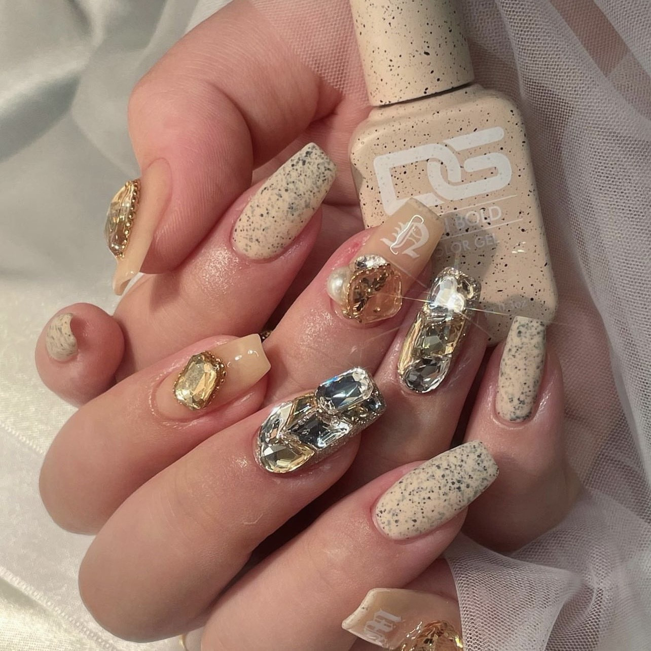 Cận cảnh mẫu nail màu nâu vàng hổ phách cuốn hút