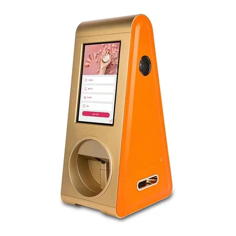 Cận cảnh ngón tay được đặt vào máy in móng tay 3D, hiển thị màn hình điều khiển với giao diện chọn thiết kế nghệ thuật móng tay.