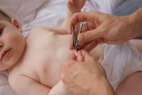 Cắt Móng Tay Cho Trẻ Sơ Sinh Ngày Nào Tốt Nhất: Hướng Dẫn Toàn Diện Cắt móng tay cho bé khi bé ngủ