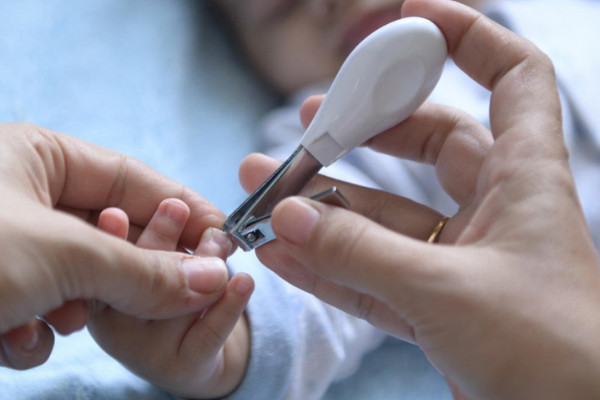 Cắt Móng Tay Cho Trẻ Sơ Sinh Ngày Nào Tốt Nhất: Hướng Dẫn Toàn Diện Cắt móng tay cho bé khi móng dài hơn phần thịt một chút
