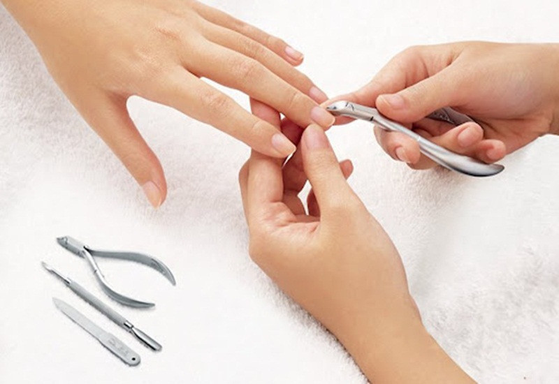 Cắt móng tay không đúng cách dẫn đến viêm móng tay có mủ