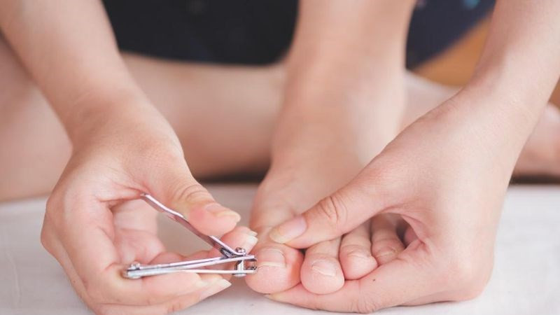 Cắt tỉa móng chân an toàn sau khi bong là yếu tố của cách dưỡng móng chân đúng
