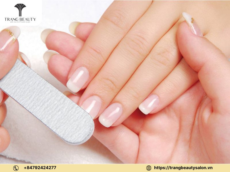 Cắt tỉa và mài móng gọn gàng chuẩn bị cho người mới học sơn móng