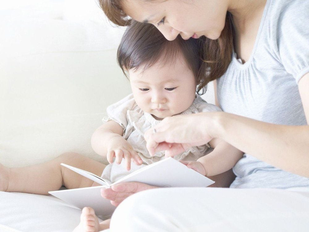Cha mẹ đang trò chuyện và động viên con cái để từ bỏ thói quen cắn móng tay, tạo không khí ấm áp